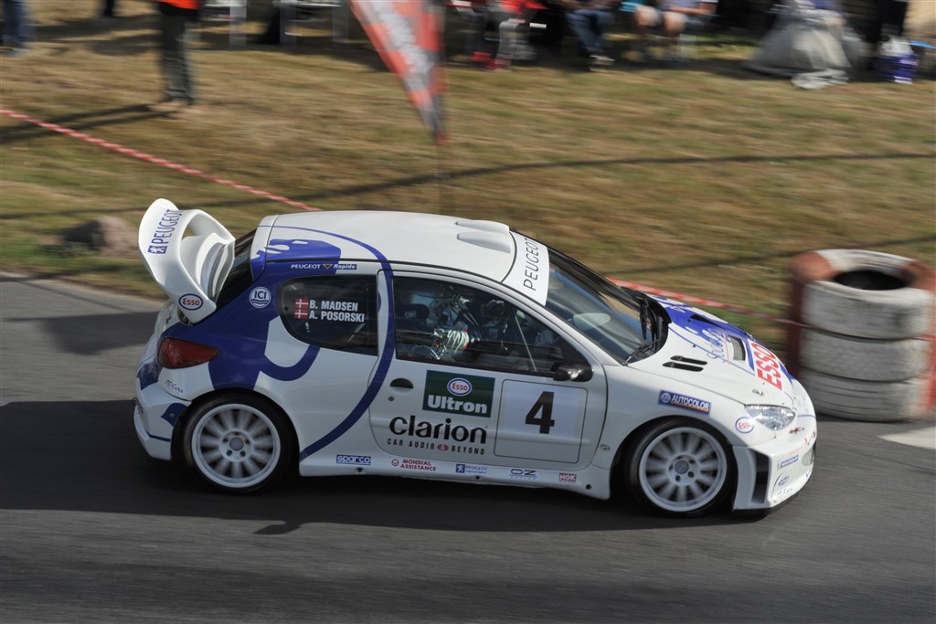 I en Peugeot 206 WRC, der har en fortid fra VM-serien, tog Brian Madsen sin fjerde sejr i Birch / Tvilum Rallyshow.
(Foto: Morten Alstrup)